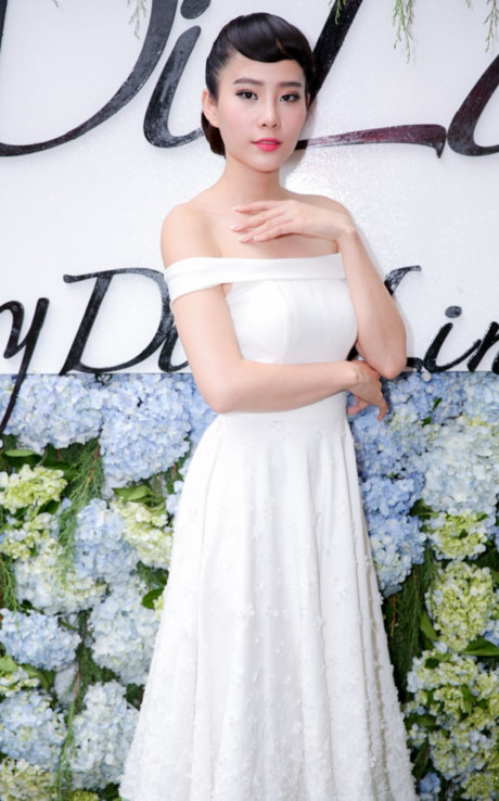 Hoa khôi Nam Em vai trần trễ nải sau khi bị nhắc nhở vì quá sexy - Ảnh 1 Hoa khoi Nam Em vai tran tre nai sau khi bi nhac nho vi qua sexy - Anh 1