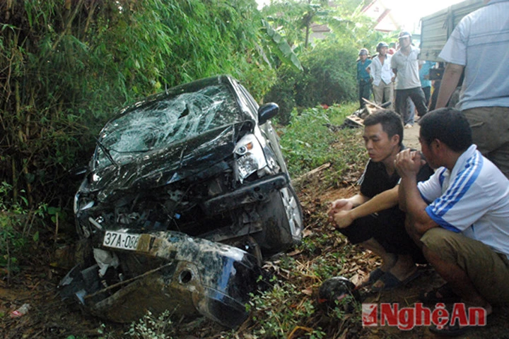 Va chạm với xe máy, ô tô Nissan nát đầu bay xuống hố.