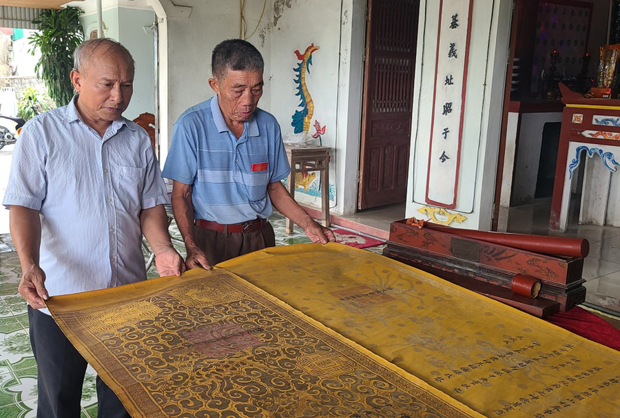 Dù đã hơn 100 năm nhưng được trông coi bảo quản cẩn thận nên sắc phong vẫn còn nguyên vẹn.