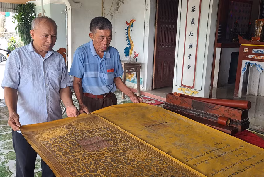 Dù đã hơn 100 năm nhưng được trông coi bảo quản cẩn thận nên sắc phong vẫn còn nguyên vẹn.