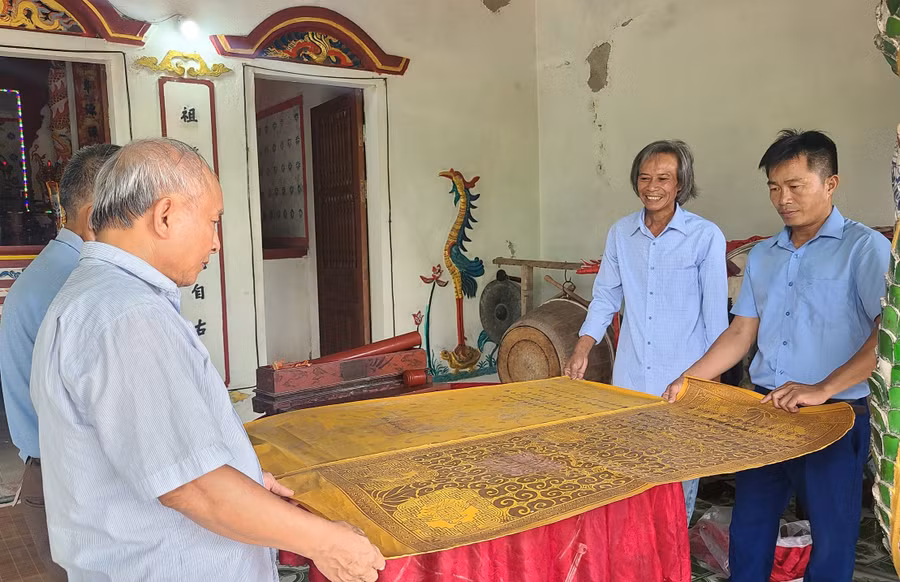 Sắc phong cho một vị quan đang được dòng họ Nguyễn Xuân ở thôn Đồng Sơn (xã Mai Phụ, huyện Lộc Hà) lưu giữ.