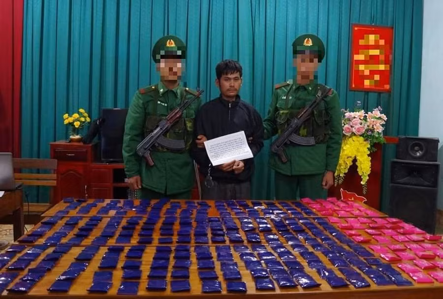 Đối tượng Pun Kẹo Bun Chạ Lân cùng tang vật bị bắt giữ.