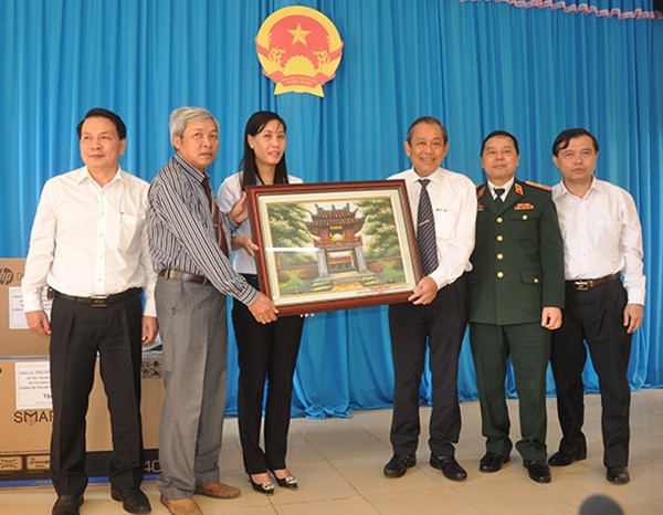 Đồng chí Trương Hòa Bình tặng quà Huyện ủy huyện Lý Sơn.