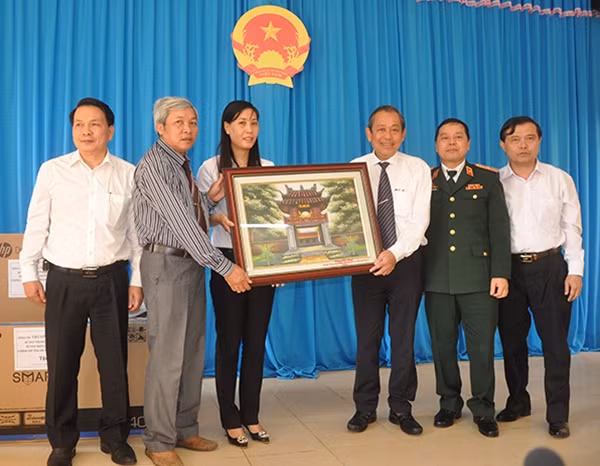 Đồng chí Trương Hòa Bình tặng quà Huyện ủy huyện Lý Sơn.