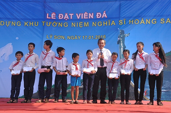 Đồng chí Trương Hòa Bình tặng xe đạp và học bổng cho học sinh nghèo hiếu học tại huyện đảo Lý Sơn.