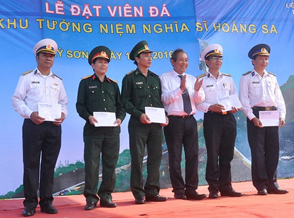 Đồng chí Trương Hòa Bình tặng quà cho các lực lượng Bộ đội Biên phòng, Cảnh sát biển, Ra đa Hải quân, Ban chỉ huy Quân sự Lý Sơn.