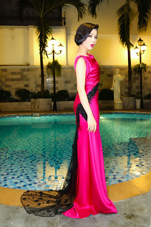 le quyen khoe lung ong quyen ru truoc biet thu sieu sang - 1