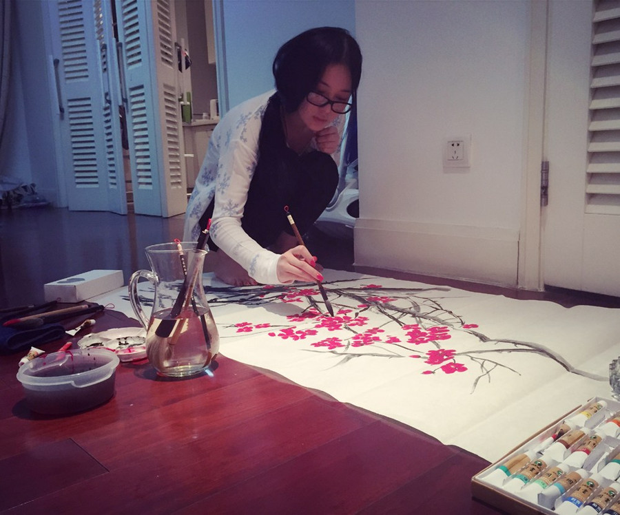 Bức tranh Hoa xuân do cô vẽ gần đây. Ảnh: Nam Đô.