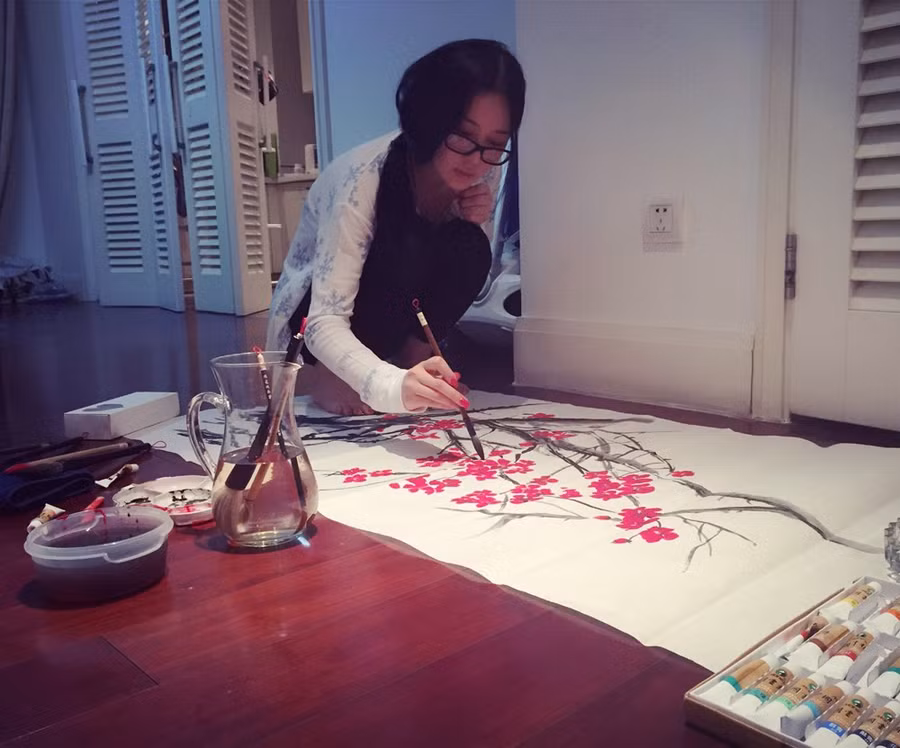 Bức tranh Hoa xuân do cô vẽ gần đây. Ảnh: Nam Đô. Bức tranh Hoa xuân do cô vẽ gần đây. Ảnh: Nam Đô.