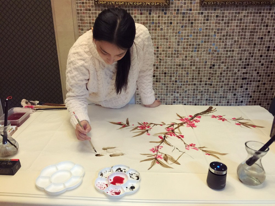 Trương Hinh Dư vẽ tranh vì sở thích và muốn tìm đến sự tĩnh tâm. Ảnh: Nam Đô.