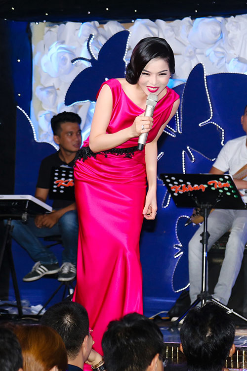 le quyen khoe lung ong quyen ru truoc biet thu sieu sang - 11