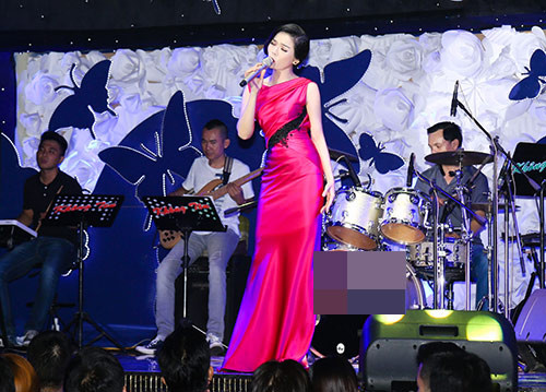 le quyen khoe lung ong quyen ru truoc biet thu sieu sang - 10