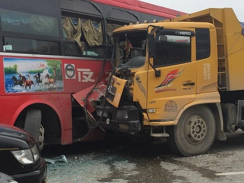 Xe ben tông xe khách, nhà xe lao vào hỗn chiến