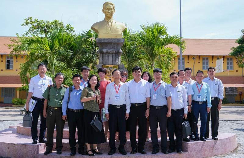 Thứ trưởng Phạm Ngọc Thưởng cùng cán bộ Đoàn kiểm tra, giáo viên Trường THPT Châu Văn Liêm.