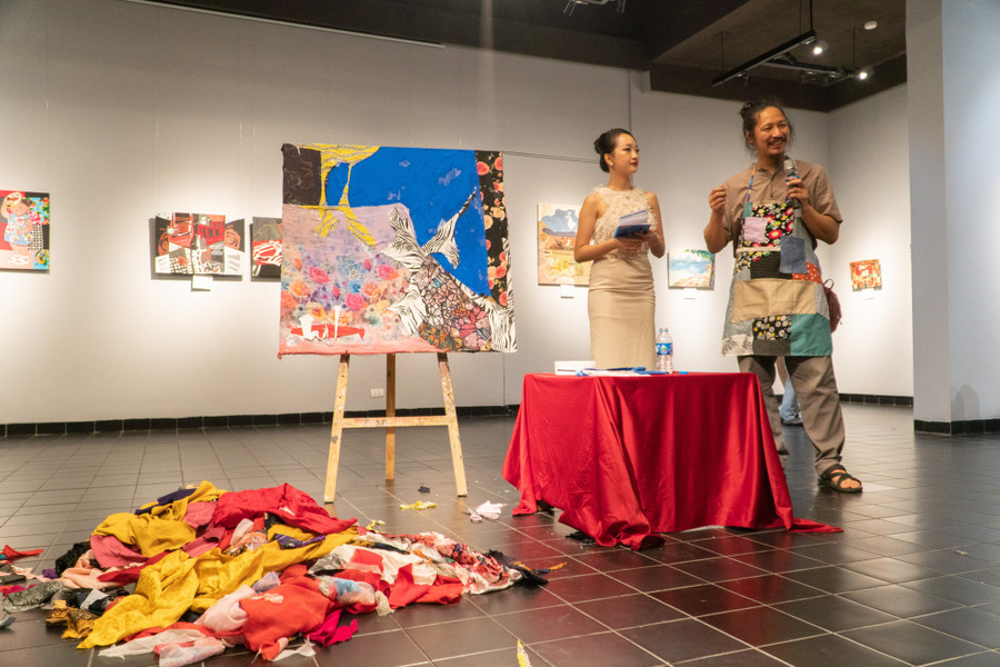 Hơn 100kg vải bỏ đi, thay vì bị đốt bỏ họa sĩ trẻ đã biến chúng trở nên hữu ích. Hơn 100kg vải bỏ đi, thay vì bị đốt bỏ họa sĩ trẻ đã biến chúng trở nên hữu ích.