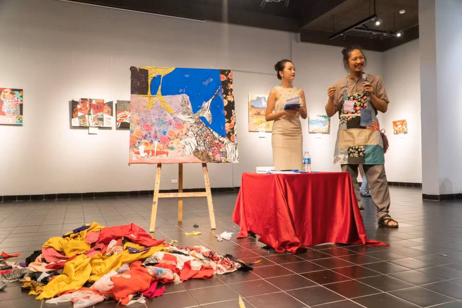 Hơn 100kg vải bỏ đi, thay vì bị đốt bỏ họa sĩ trẻ đã biến chúng trở nên hữu ích.