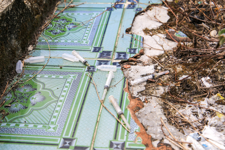 Một số nơi trở thành nơi hút chích, kim tiêm vứt bừa bãi.