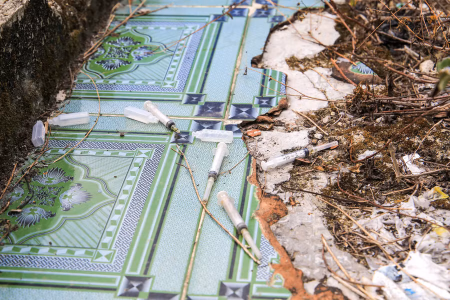 Một số nơi trở thành nơi hút chích, kim tiêm vứt bừa bãi.