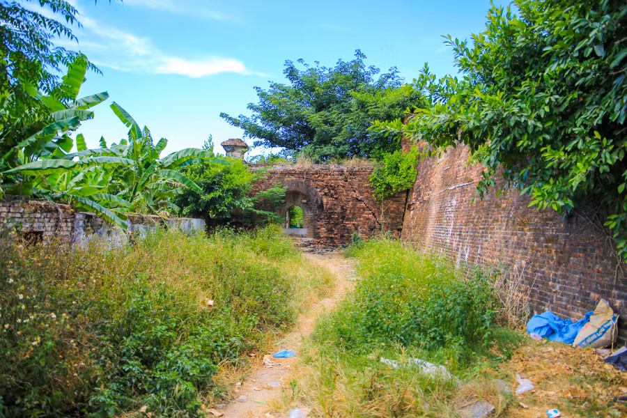 Cổng thành bằng gạch cỏ mọc um tùm, nhiều chỗ có dấu hiệu rạn nứt nhưng vẫn chưa được dọn dẹp, tôn tạo.