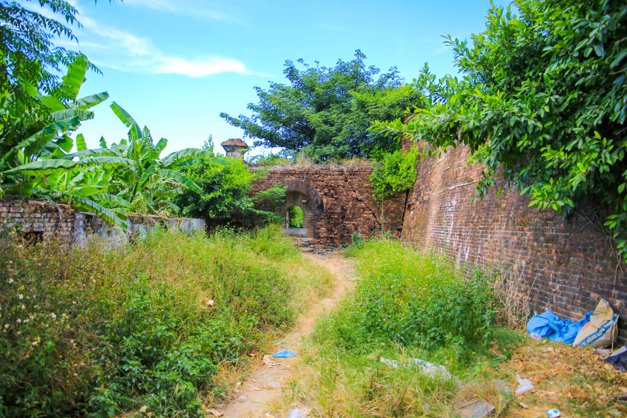 Cổng thành bằng gạch cỏ mọc um tùm, nhiều chỗ có dấu hiệu rạn nứt nhưng vẫn chưa được dọn dẹp, tôn tạo.
