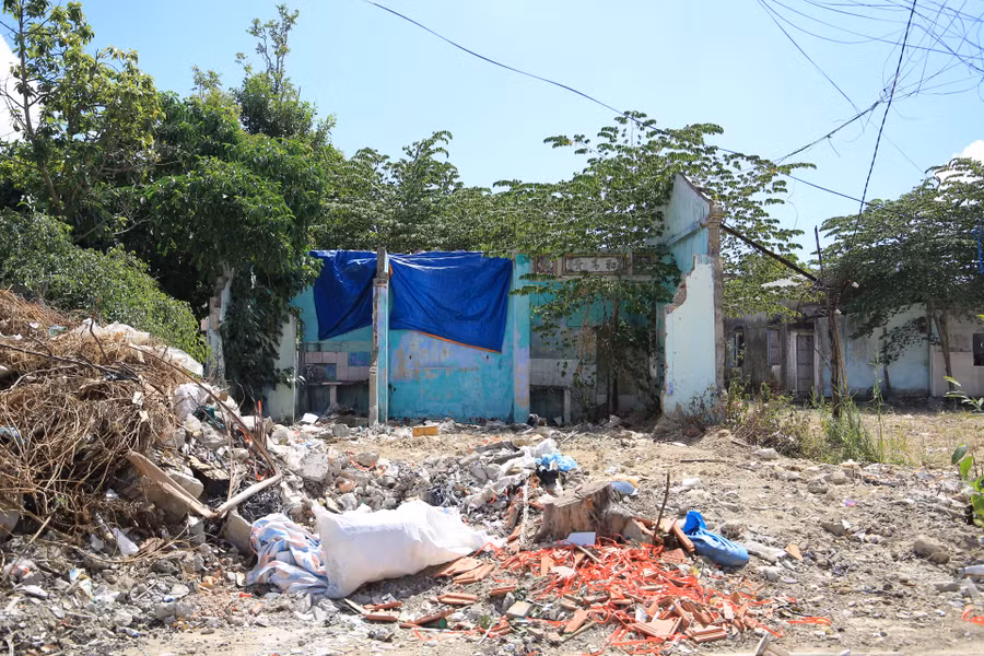 Nhiều căn nhà chưa tháo dỡ xong, gạch vữa, rác thải vứt ngổn ngang làm ô nhiễm môi trường và mất mỹ quan đô thị trên di tích.