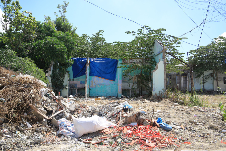 Nhiều căn nhà chưa tháo dỡ xong, gạch vữa, rác thải vứt ngổn ngang làm ô nhiễm môi trường và mất mỹ quan đô thị trên di tích.