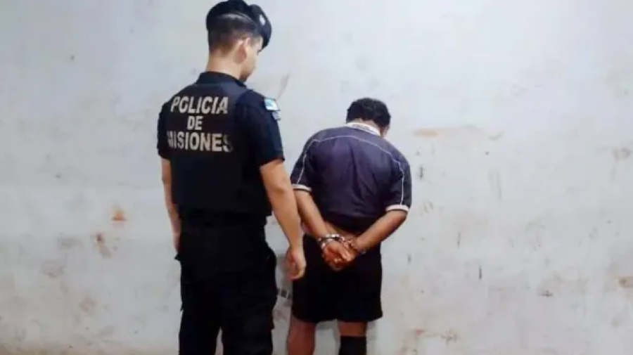 Trọng tài 62 tuổi đâm thủng phổi cầu thủ trên sân bóng đã bị cảnh sát bắt giữ.