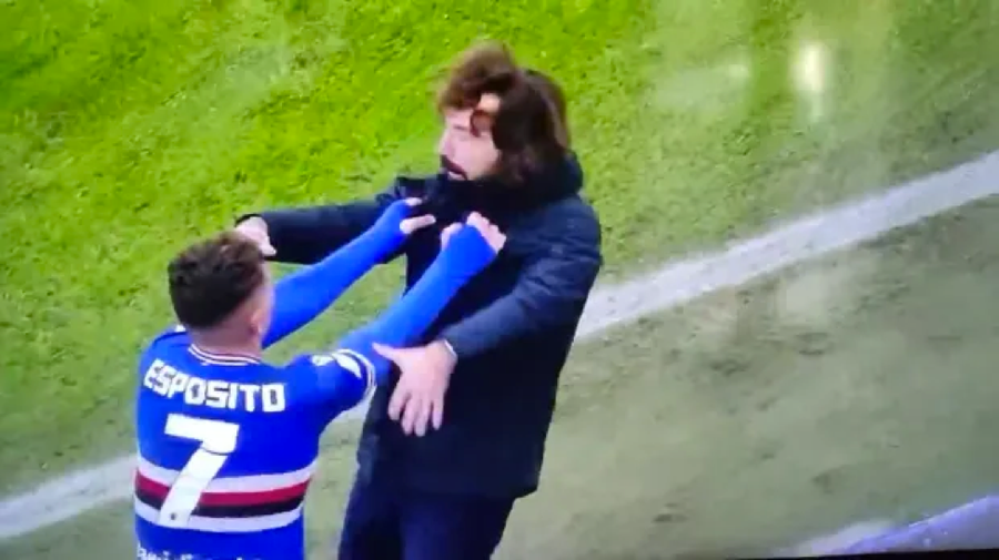 Tiền đạo Esposito nắm cổ áo HLV Andrea Pirlo ăn mừng bàn thắng mà như thể đang có hành vi bạo lực.