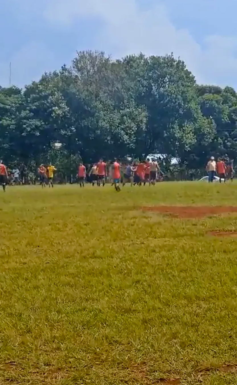 Cảnh tượng hỗn loạn trên sân trong trận đấu ở thị trấn Scholler, tỉnh Misiones của Argentina.