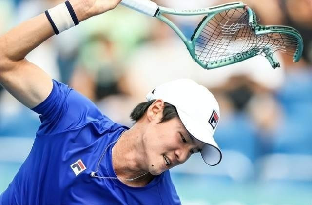 Kwon Soon-woo đập nát vợt sau khi thua đối thủ Thái Lan tại ASIAD 19 đang diễn ra ở Hàng Châu, Trung Quốc. Kwon Soon-woo đập nát vợt sau khi thua đối thủ Thái Lan tại ASIAD 19 đang diễn ra ở Hàng Châu, Trung Quốc.