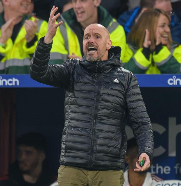 Chiếc ghế của Erik ten Hag tại đội chủ sân Old Trafford đang lung lay dữ dội.