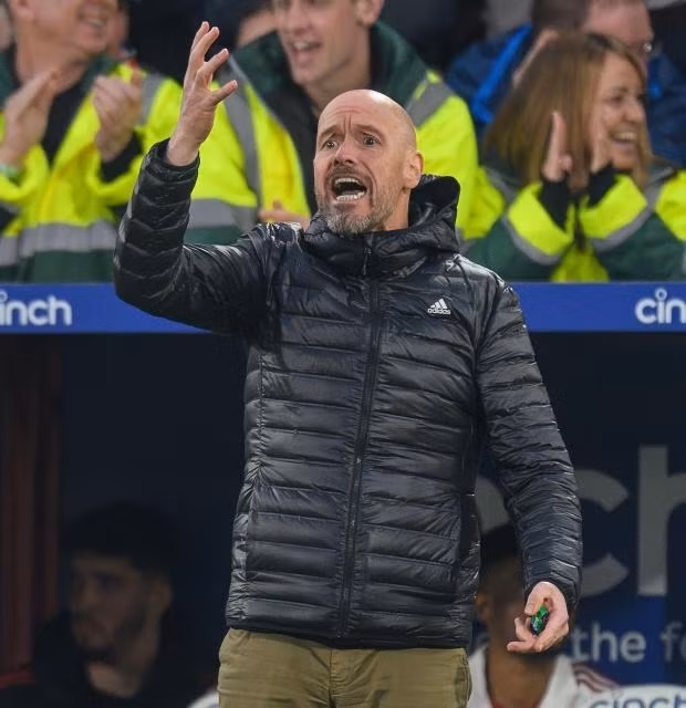 Chiếc ghế của Erik ten Hag tại đội chủ sân Old Trafford đang lung lay dữ dội.