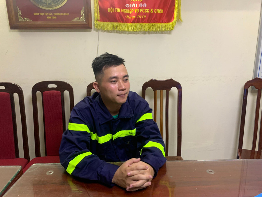 Thượng úy Nguyễn Viết Quân nhớ lại giây phút cứu người vụ cháy trên phố Phúc Tân. Thượng úy Nguyễn Viết Quân nhớ lại giây phút cứu người vụ cháy trên phố Phúc Tân.