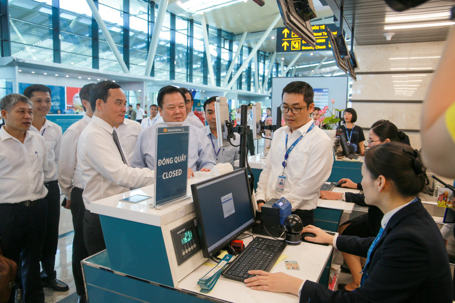 Các đại biểu tham quan tại quầy làm thủ tục của Nhà ga T2. (Ảnh: Hoàng Hải).