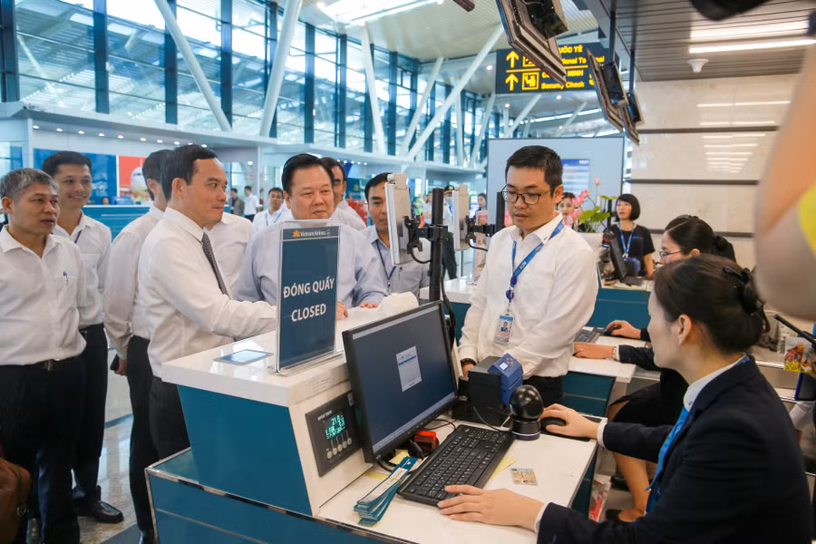 Các đại biểu tham quan tại quầy làm thủ tục của Nhà ga T2. (Ảnh: Hoàng Hải).