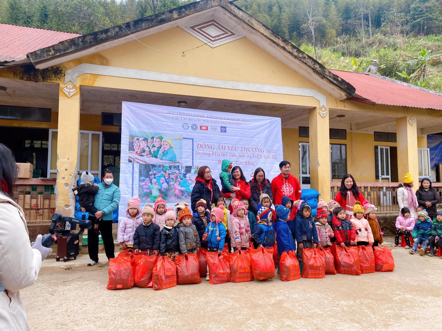 TS Trịnh Thanh Huyền cùng các thành viên trong đoàn trao quà cho các em học sinh.