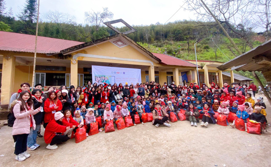 Ảnh lưu niệm của thầy trò Viện Đào tạo Quốc Tế (Học Viện Tài chính) cùng các thầy cô và học sinh điểm trường Nà Khuổi.