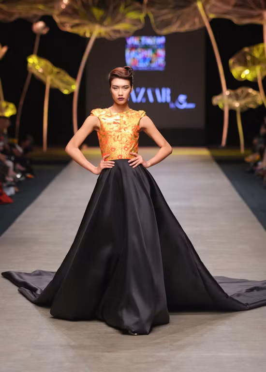 Phong cách kiêu kỳ của những thiếu nữ châu Âu thể hiện rõ nét qua trang phục dạ hội bồng bềnh lãng mạn. mau-victorias-secret-dien-thoi-trang-cho-nha-thiet-ke-viet-8