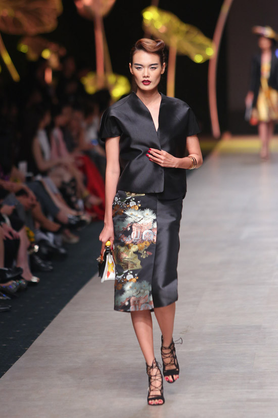 Khác với những bộ sưu tập couture thảm đỏ chỉ mang tính trình diễn, Cory Trần mang đến tuần lễ thời trang lần này những thiết kế couture ứng dụng cao cấp từ kiểu dáng đến màu sắc. mau-victorias-secret-dien-thoi-trang-cho-nha-thiet-ke-viet-3
