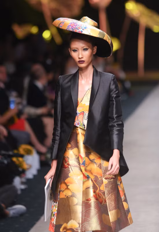 Nhà thiết kế mạnh tay sử dụng vải Hakata Ori, loại vải thượng đẳng được dệt thủ công, dành riêng để may kimono tại Nhật Bản. mau-victorias-secret-dien-thoi-trang-cho-nha-thiet-ke-viet-4