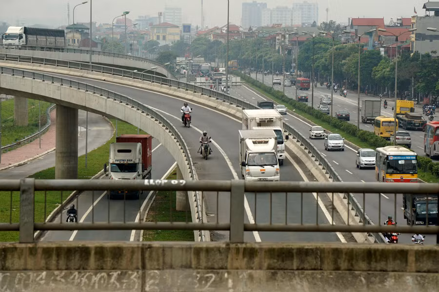 Với hình dạng hoa thị hoàn chỉnh bao gồm 4 vòng cung lên xuống liên thông với QL5; QL1A tình trạng xung đột giao thông đã được giải quyết.
