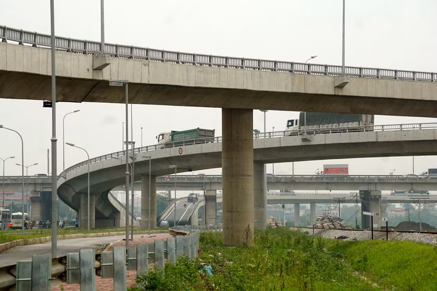 Các tầng giao thông liên hoàn tạo ra cảnh quan khá hiện đại tại nút giao cầu Thanh Trì - QL5. Trước đó, 2/2007 nút giao này đã được hoàn thành và khai thác ở dạng bán hoa thị nhưng vẫn xảy ra tình trạng ách tắc thường xuyên theo hướng từ cầu Thanh Trì đi hướng QL5 do các luồng phương tiện bị xung đột.