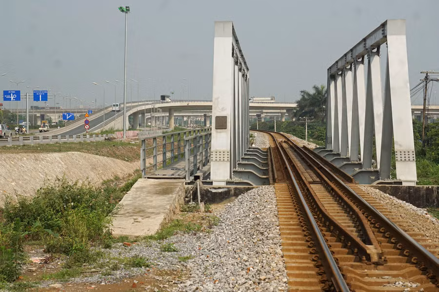 Cùng với đó, dự án cũng dịch chuyển hơn 2km đường sắt tuyến Hà Nội - Hải Phòng về phía nam 40m để mở rộng QL5.