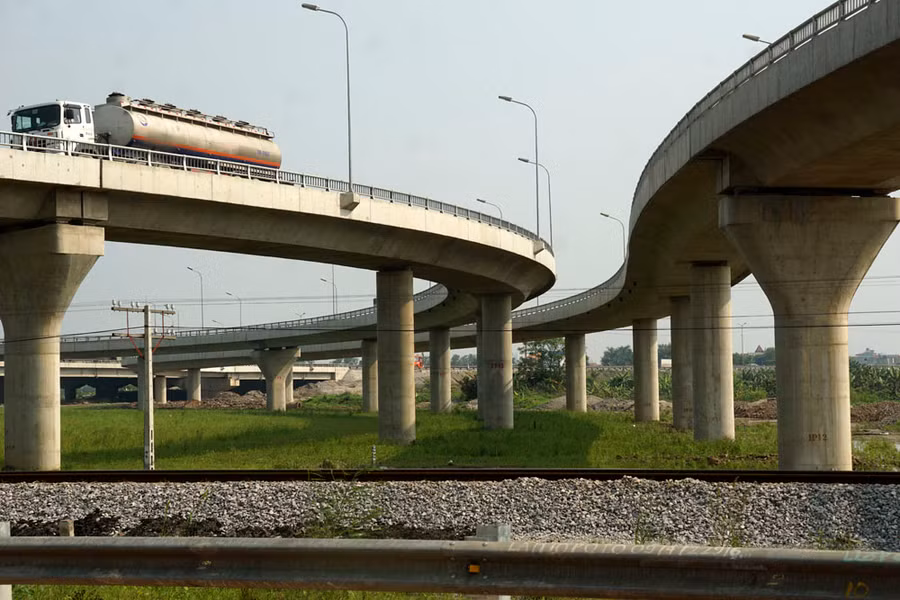 2 nhánh đường lên xuống độc lập. Trước đó, 2/2007 nút giao này đã được hoàn thành và khai thác ở dạng bán hoa thị nhưng vẫn xảy ra tình trạng ách tắc thường xuyên theo hướng từ cầu Thanh Trì đi hướng QL5 do các luồng phương tiện bị xung đột.