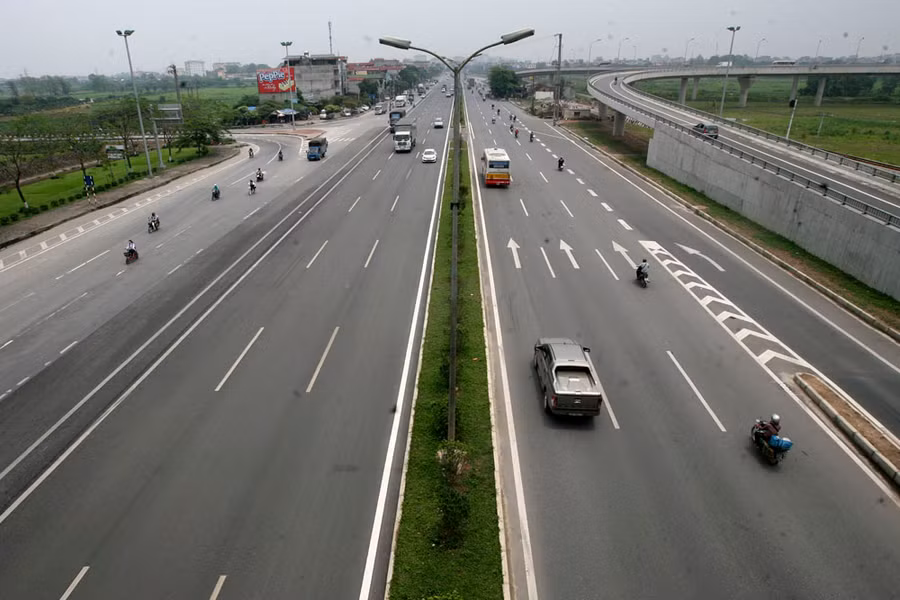 Đoạn QL5 mới được mở rộng thành 60m sau khi dịch chuyển đường sắt.