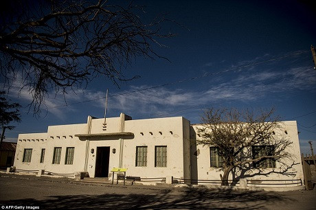 Nơi đây được gọi là “thị trấn ma” bởi vẫn còn đầy đủ nhà cửa, đồ nội thất nhưng không có lấy một bóng người sinh sống.