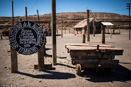 Thi thoảng, nơi đây có những đoàn du khách ghé qua, nhưng thường thì nó vắng lặng đến mức người ta gọi là “thị trấn ma”.