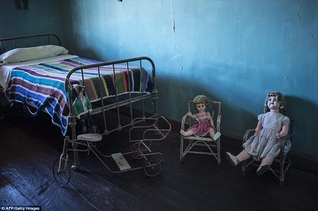 Một căn hộ may mắn nhận được sự chăm sóc để chào đón du khách ghé thăm. Những căn hộ khác không nghi ngờ gì phải chịu một lớp bụi dày của thời gian phủ xuống.