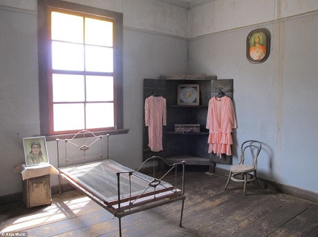 Bên trong một số căn nhà được phục dựng, chăm sóc thường xuyên để phục vụ du khách tham quan.