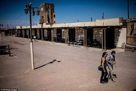 Ở đây, mọi thứ như ngưng lại trong dòng chảy của thời gian. Dù vậy, thời gian vẫn đang âm thầm bào mòn mọi thứ ở nơi này.